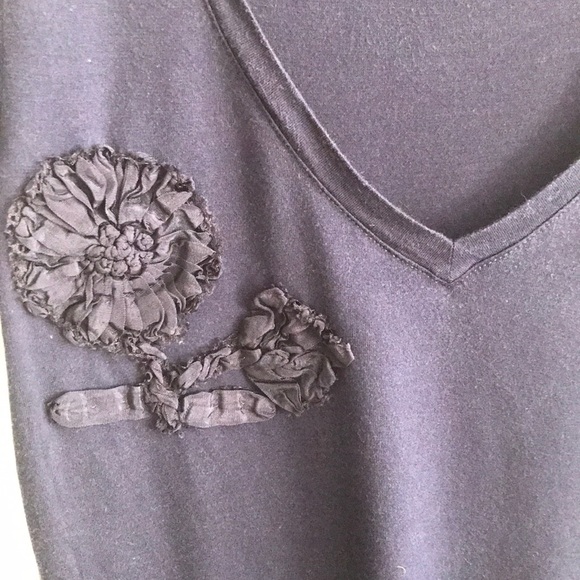 Navy blue v neck jersey shirt with flower detail - Picture 3 of 5